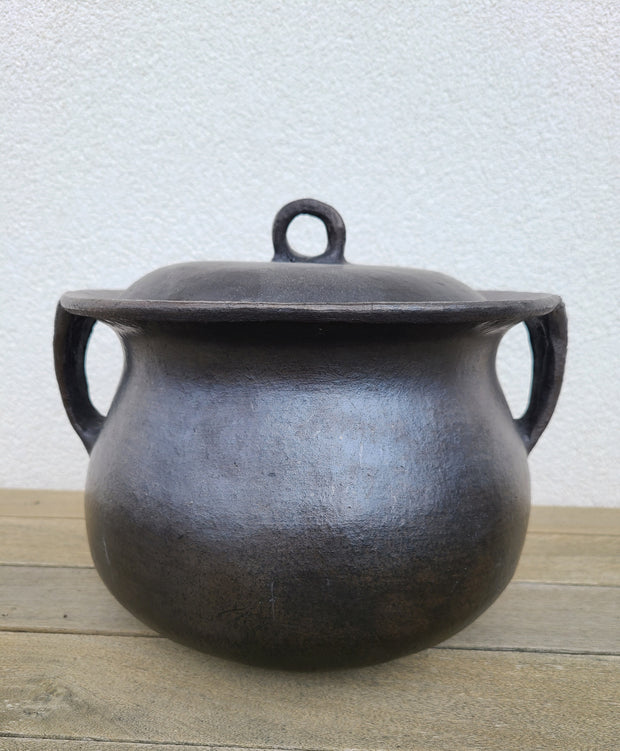 Longpi lidded cooking pot